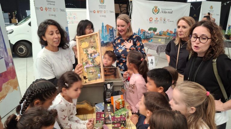 Vila-real impulsa l’educació ambiental entre escolars amb el projecte ‘La bella i vella abella’