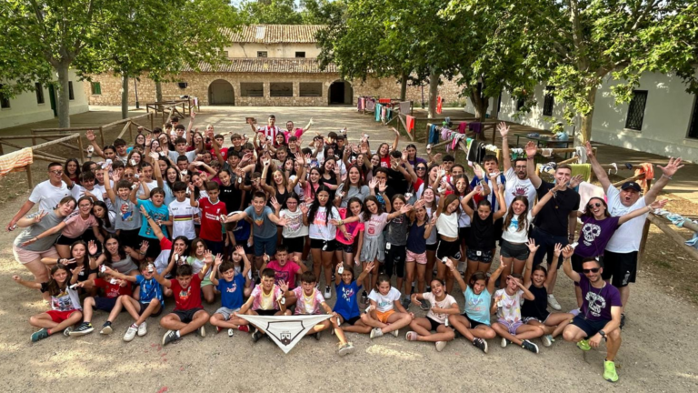 El regidor de Joventut visita el campament d’estiu de JuCar Vila-real a Alarcón