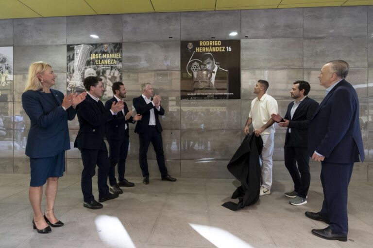 El Villarreal CF immortalitza Rodrigo Hernández al Passeig Groc