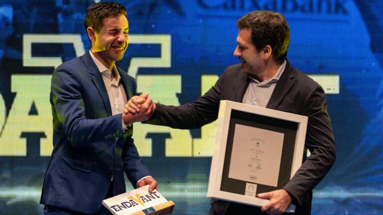 Sebastián Mora fa un gest emocionant i regala el seu diploma olímpic al Villarreal CF