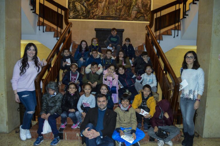 Prop de 150 escolars del col·legi de Concepció Arenal coneixen l’Ajuntament