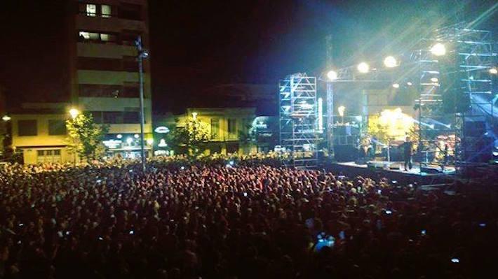 Ple en el concert de Loquillo en l'esplanada de l'Estadi de la Ceràmica que es va omplir de gom a gom
