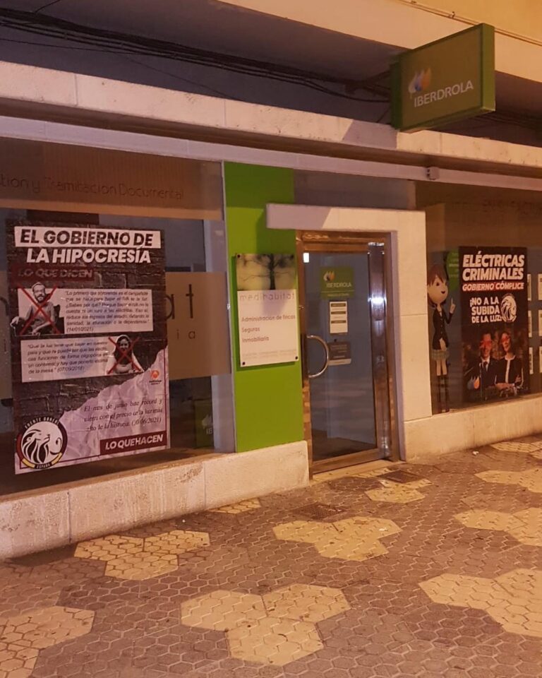 Apareixen a Vila-real cartells contra el Govern i les elèctriques en les vidrieres del PSOE i Iberdrola