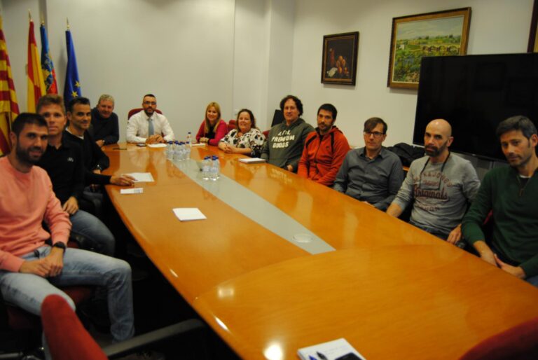 L'Ajuntament reuneix ciclistes i atletes per a abordar la creació d’una pista per a practicar ambdues especialitats