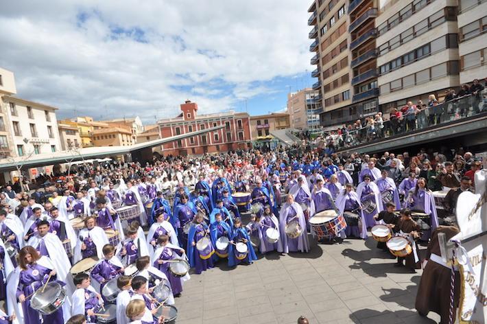 Multitudinària Tamborada del Diumenge de Rams a la plaça Major
