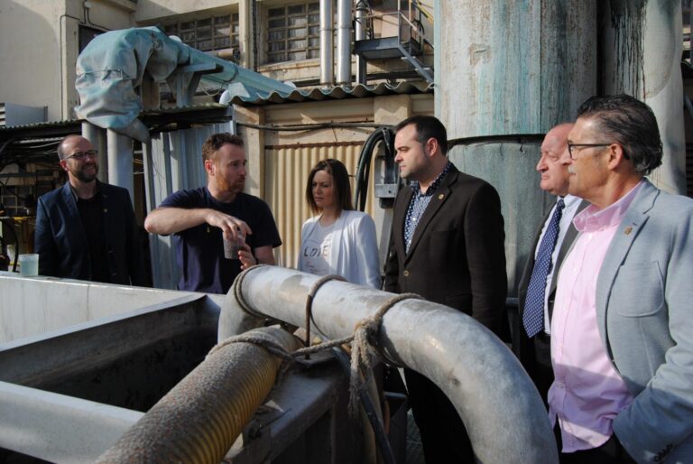 Ochando i Parra visiten l'empresa de fabricació de paper Clariana, que ha complit 125 anys en marxa