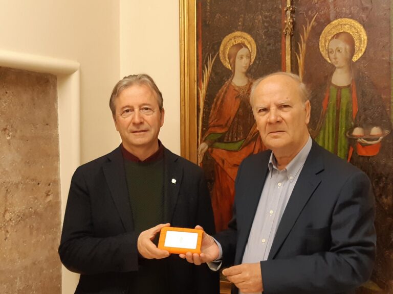 L’AVL lliura a Vila-real milers de documents notarials en valencià dels segles XV al XVIII digitalitzats per a l’Arxiu