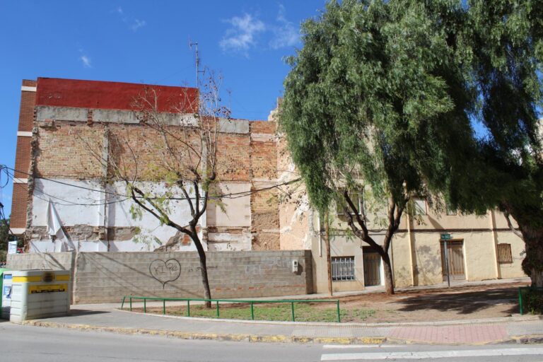 Vila-real adquireix un solar per 75.000 euros per a ampliar el jardí ubicat al costat de la plaça de Sant Ferran