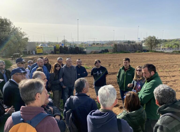 El 8é curs d’agricultura ecològica rep la visita de l’alcalde i el regidor d’Agricultura