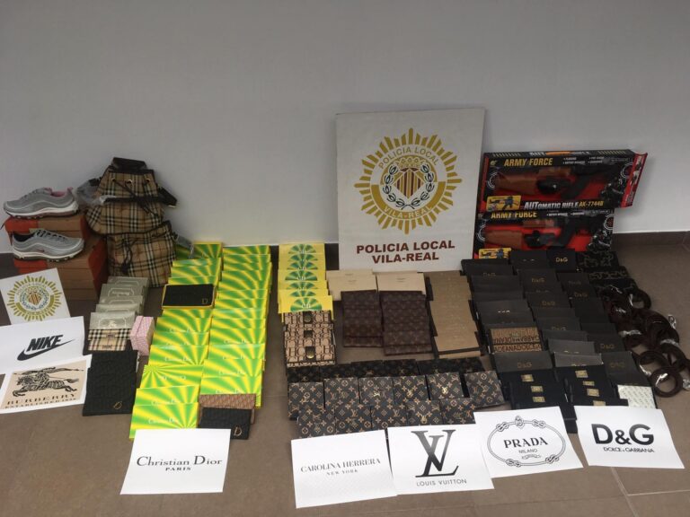 Intervinguts en Santa Caterina 147 productes falsificats de marca i dos joguets metralladora amb làser