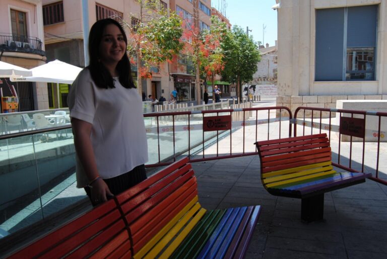 La ciutat pinta bancs i penja la bandera de l'arc de Sant Martí pel dia de l’Orgull LGTBI
