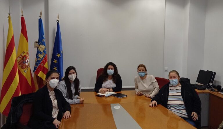 Vila-real posa en marxa amb Gats de Barri un programa dissenyat per a les alimentadores de colònies