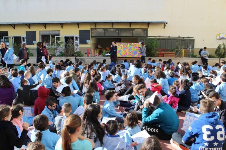 Les escoles de Vila-real commemoren el Dia de la Pau amb manifests, cançons i recol·lectes solidàries