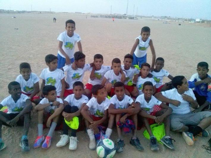 Smara arreplega material esportiu per a la celebració d'un torneig de futbol infantil