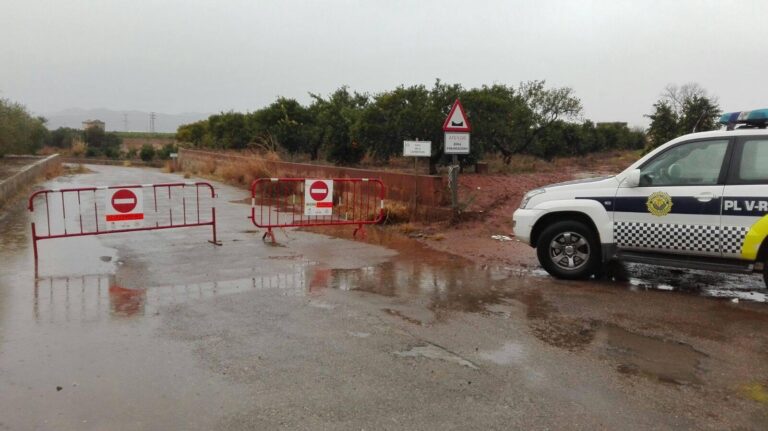 La Policia Local tanca diversos camins que creuen el barranc de Ràtils per la pluja