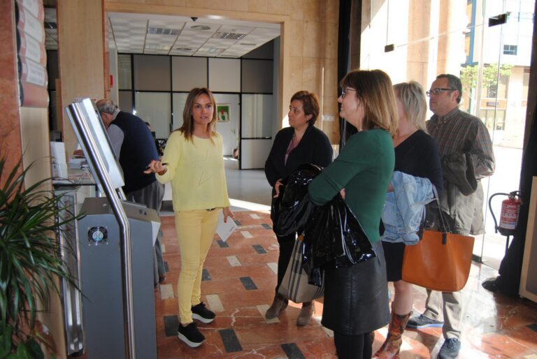 L’UJI visita l’Ajuntament per a conéixer el funcionament de l’àrea d’Atenció a la Ciutadanía i Proximitat
