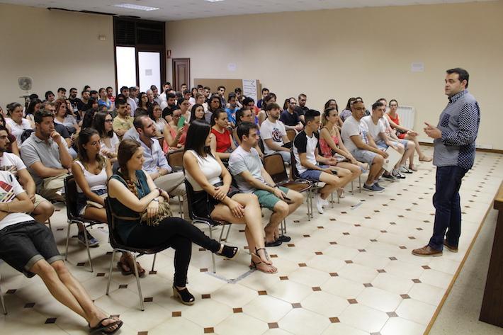 La reunió informativa per a optar a una de les 61 places d'Avalem congrega a més de 200 persones