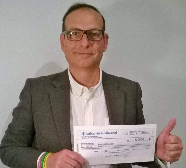 Fundació Caixa Rural Vila-real recapta 3.000 euros amb els calendaris solidaris de 2018 que aniran a parar a l'associació Enach