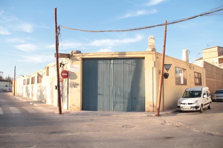 Fundació Bancaixa compleix l’ordre de l'Ajuntament i demoleix l’antiga nau de Càritas, afectada per aluminosi 