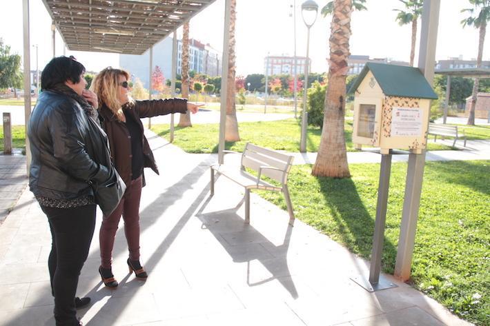 El ‘niu de llibres’ arriba al jardí de Jaume I per a animar la lectura i continuarà ampliant-se a altres punts de Vila-real
