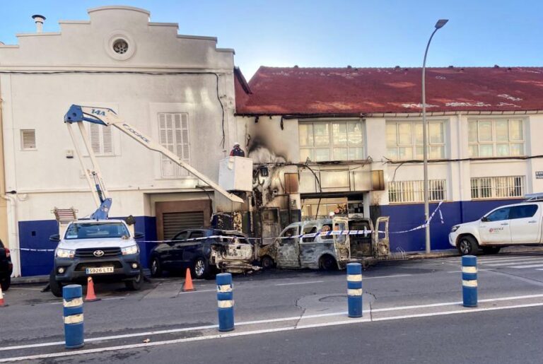 Un incendi fortuït calcina dos vehicles al costat de l’estació de tren de Vila-real