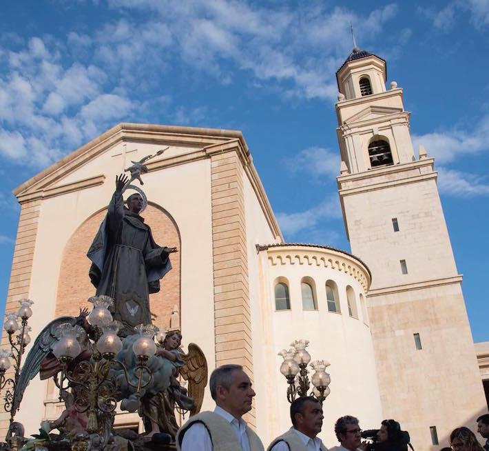 Veïns i veïnes admiren i lloen la imatge del patró en la Processó que ha posat la guinda d’or a la jornada 