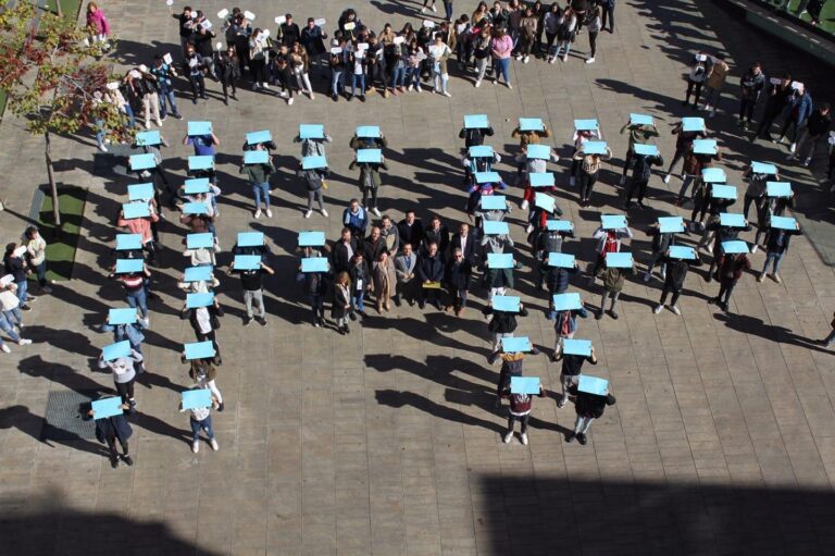 L’alumnat de FP posa en valor els seus estudis en el context actual amb la lectura d’un manifest a la plaça Major