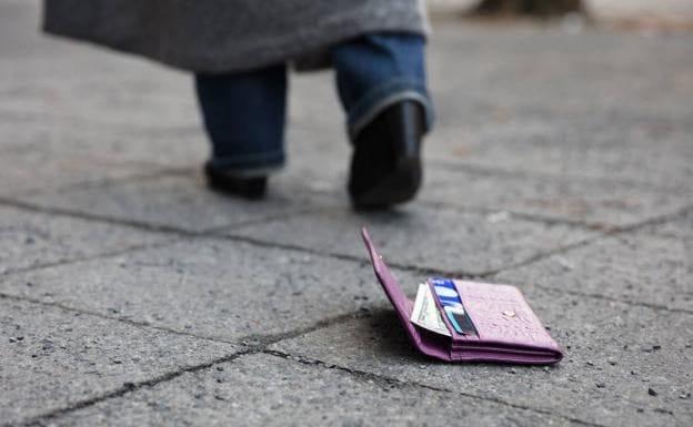 Un veí de Vila-real troba 240 euros i bitllets de loteria al carrer i els entrega a la Policia Local