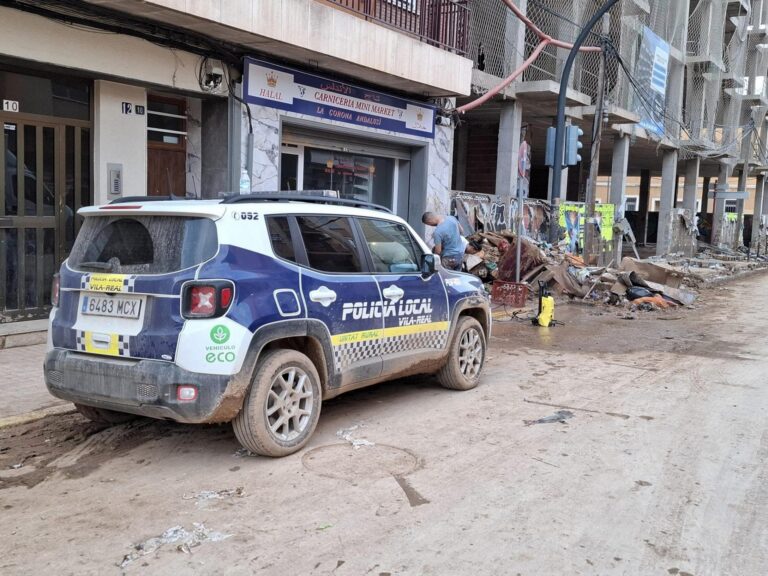 La Policia Local ofereix suport en seguretat i ajuda humanitària a les zones perjudicades de València