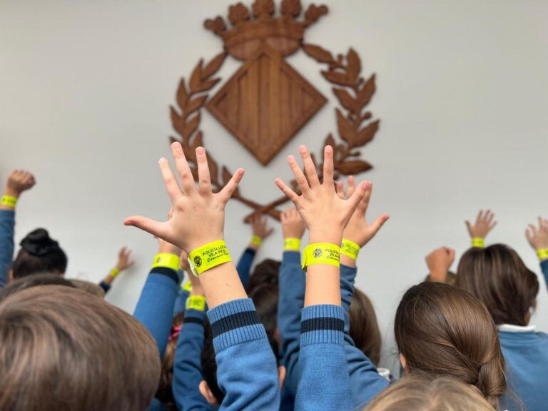 Els xiquets i xiquetes de La Consolació visiten la Prefectura de la Policia Local per conéixer el seu treball