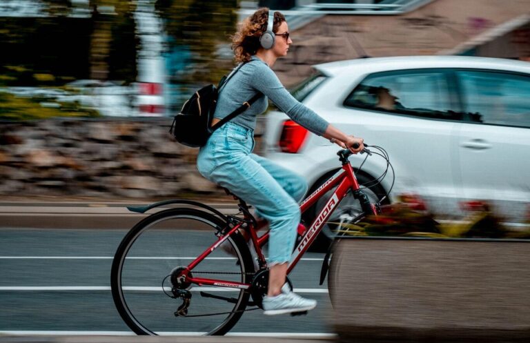 No es permet circular amb auriculars o cascos