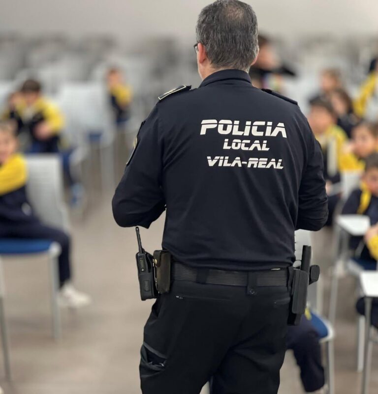 La Policia Local acosta la seua tasca als més menuts per a guanyar la seua confiança