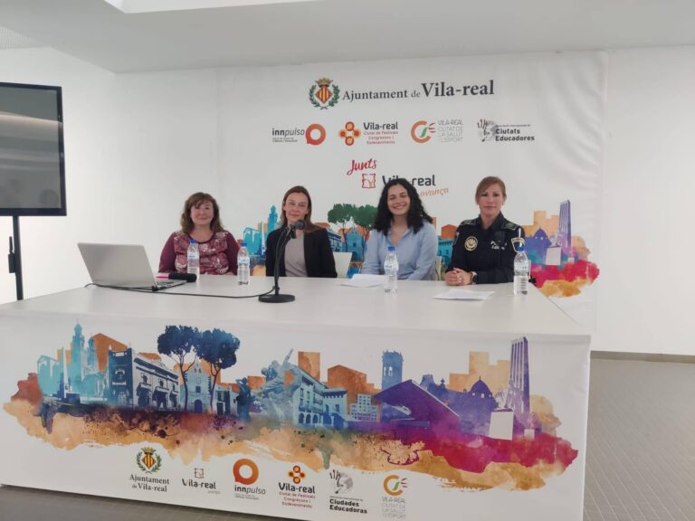 Una agent de la Policia Local participa en una taula redona sobre dones en professions masculinitzades