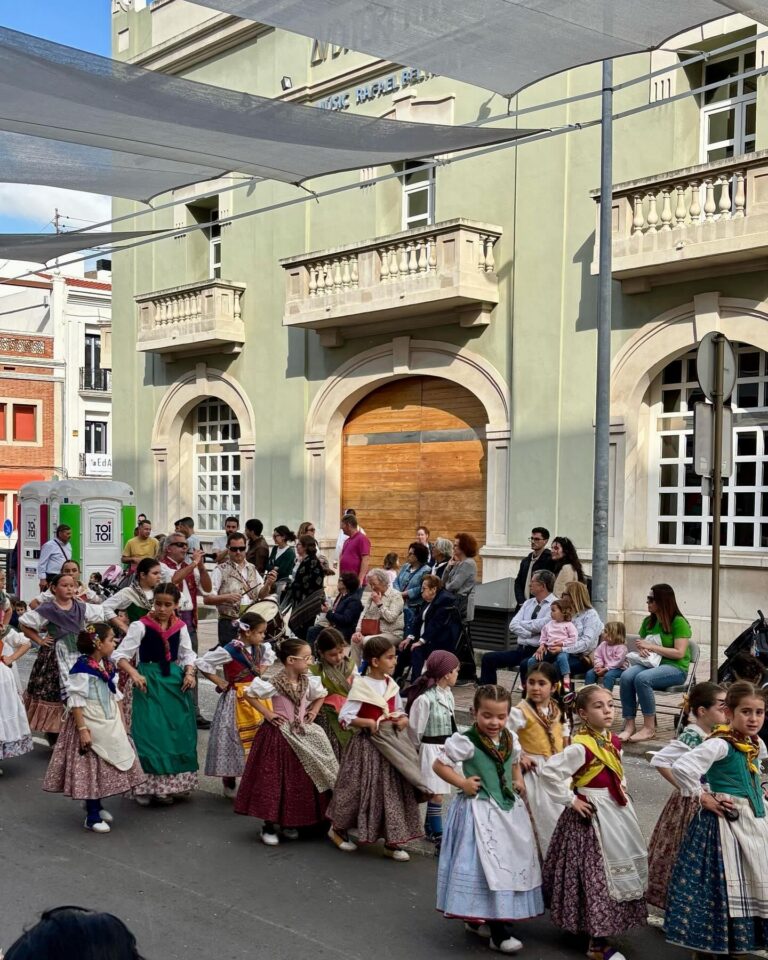 Les Purissimeres participen amb entusiasme en la desfilada de les festes de Sant Pasqual
