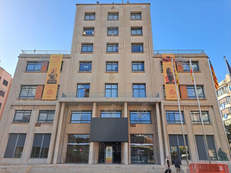 L’Ajuntament de Vila-real retira la bastida de seguretat de la Casa Consistorial després de les reparacions