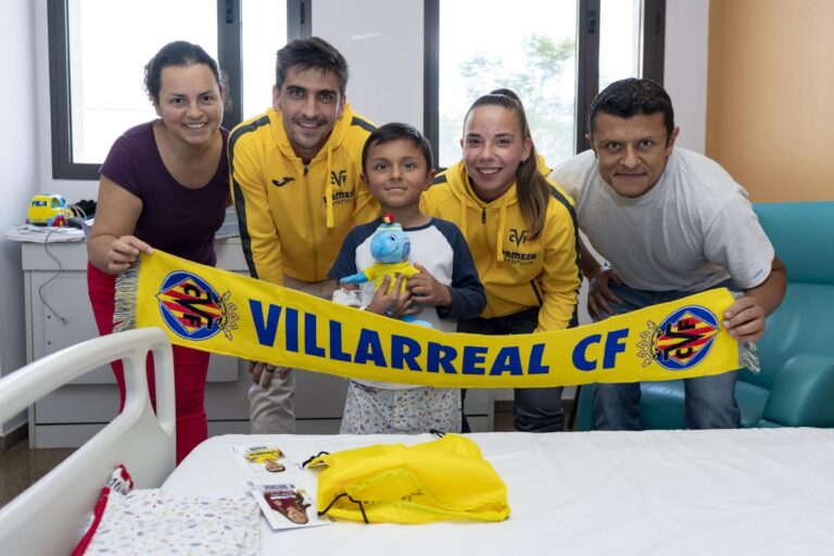 El Villarreal CF reparteix il·lusió als hospitals amb la seua tradicional visita nadalenca