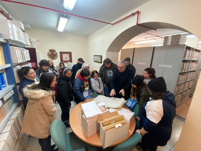 Estudiants del CFPA ‘Antiga Panderola’ visiten dependències municipals amb el regidor Santi Cortells