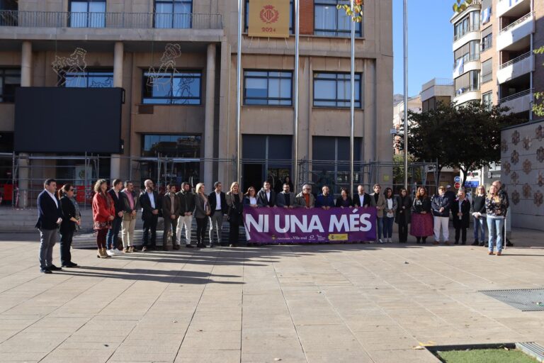 Vila-real guarda un minut de silenci per condemnar l’assassinat masclista d’una jove a Orihuela