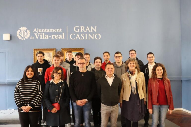 Visita d’alumnes d’Erasmus de Nyíregyháza a Vila-real per a un projecte de xarxes intel·ligents