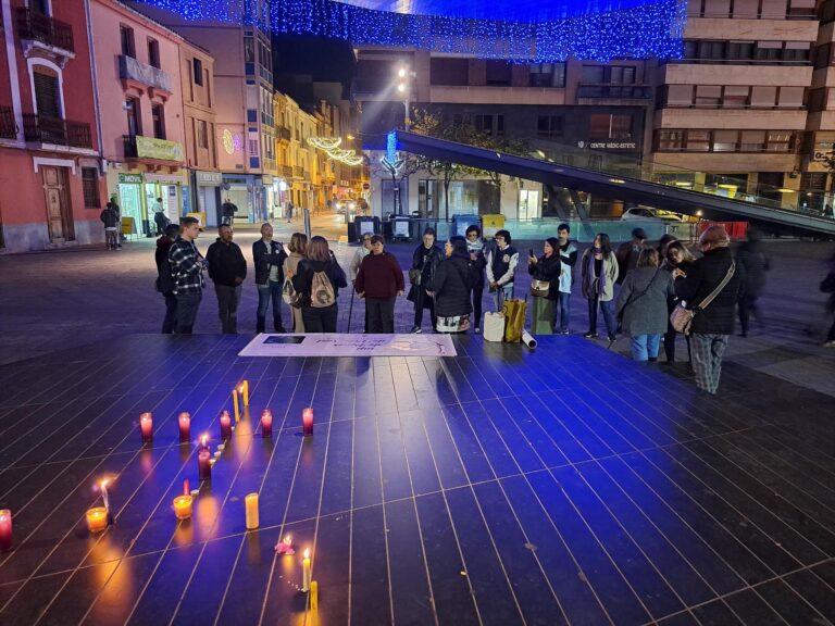Vila-real celebra una vigília en homenatge a les dones víctimes de la violència masclista