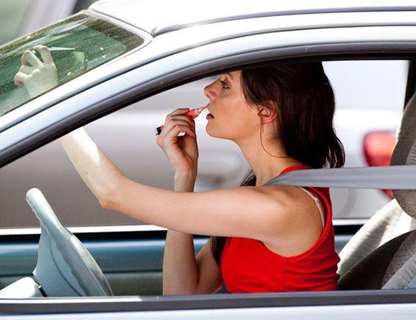 Les distraccions al volant, una de les principals causes d’accidents a la carretera