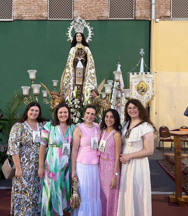 Les Rosarieres participen en la celebració en honor a la Mare de Déu del Carme