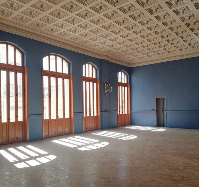 El saló noble del Gran Casino s’estrena com a espai per a celebrar matrimonis civils exempt de taxa