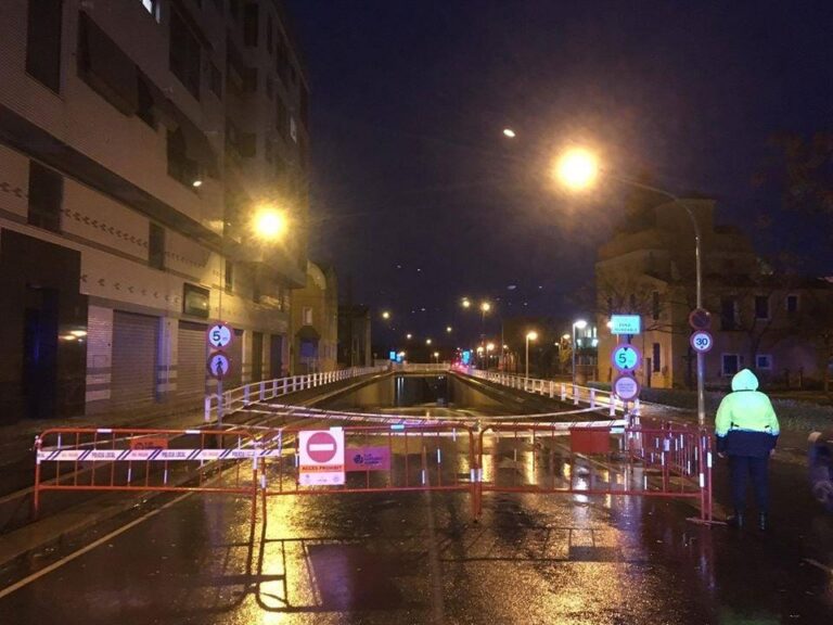 Les pluges no donen treva durant la nit i el pas del carrer Furs de València es tallat al trànsit