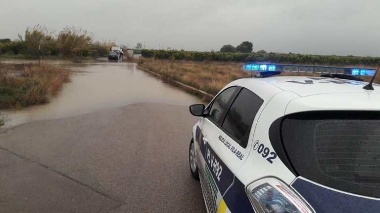 La pluja de les últimes hores provoca el tall de camins rurals i danys en edificis de Vila-real
