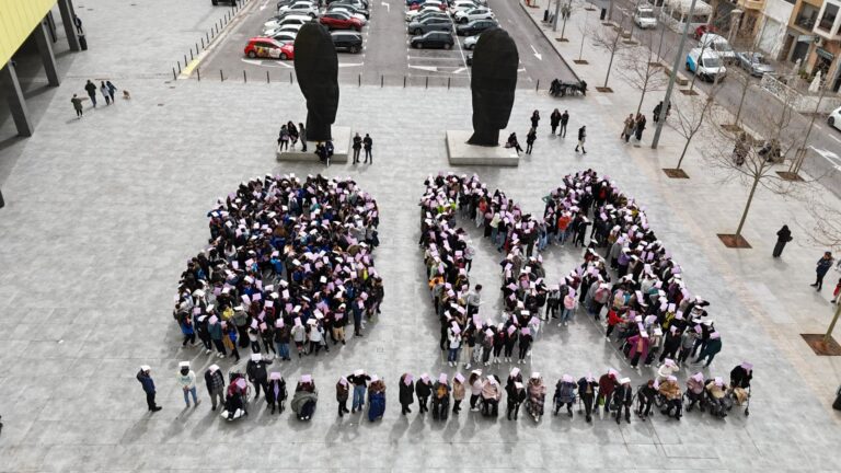 Un 8M gegant a la plaça de la Ceràmica uneix joves i majors en una reivindicació per la igualtat