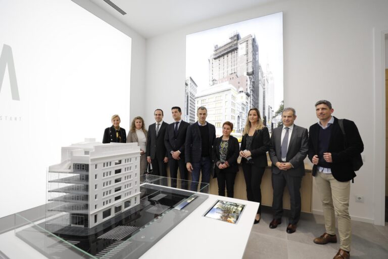 Toni Cantó visita la XXVII Mostra Internacional de Porcelanosa Grup