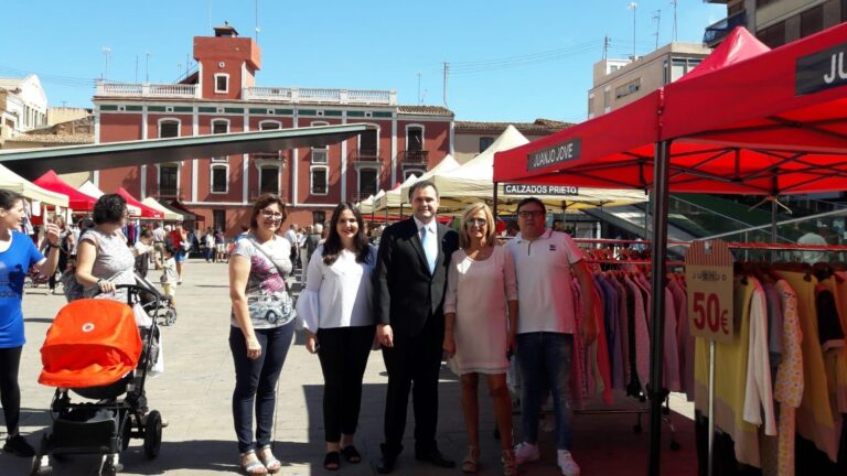 22 expositors de diversos sectors locals prenen la plaça Major en la segona edició del Dia de l'Estoc 