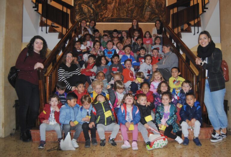 Els col·legis de Vila-real s’apropen a l’Ajuntament per les festes fundacionals