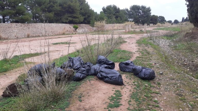 Troben 45 bosses amb restes de marihuana en la desembocadura del Riu Millars